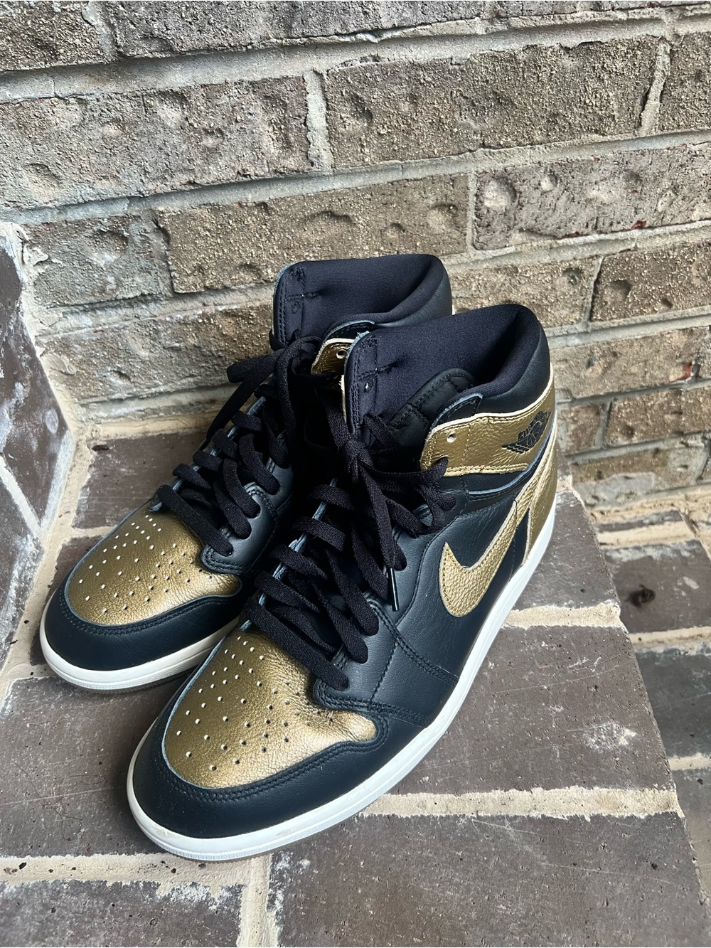 Nike Air Jordan 1 Mid - Black & Metallic Gold